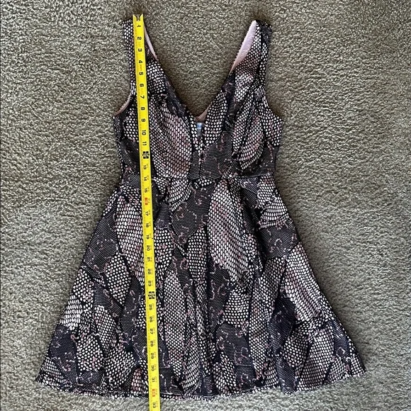 Bailey Blue Black and Rose Gold Stylish V-Neck Patterned Dress - Picture 4 of 7